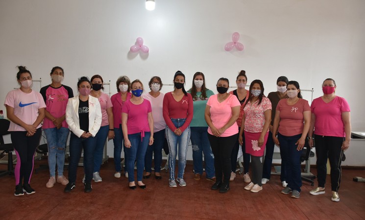 Integrantes do curso de costura básica industrial da Prefeitura de Getúlio Vargas aderem ao Outubro Rosa