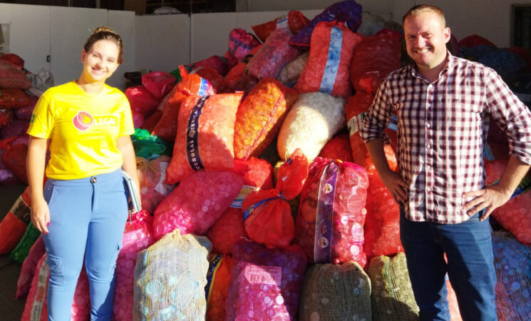Secretaria de Meio ambiente entrega mais de 300 Kg de tampinhas de plástico para reciclagem
