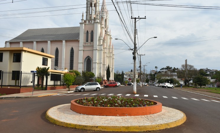 Prefeitura de Getúlio Vargas realiza paisagismo e embeleza rotatórias