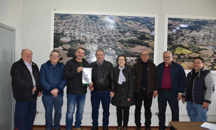 Prefeito de Getúlio Vargas recebe visita do  governador do Distrito 4700 do Rotary Club