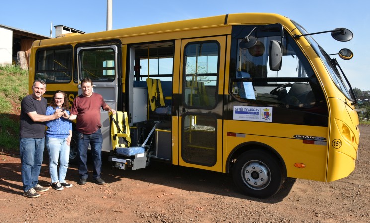 Prefeitura de Getúlio Vargas adquire mais um ônibus escolar com acessibilidade