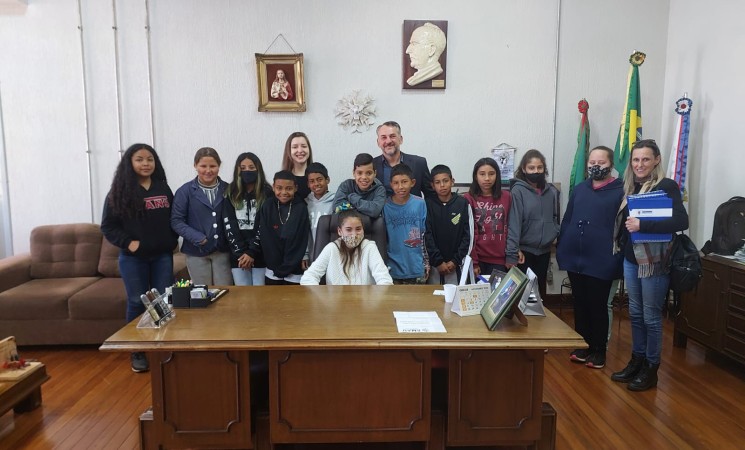 Alunos da EMEF Cônego Stanislau Olejnik visitam Centro Administrativo Municipal