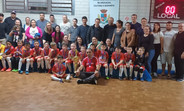 Atletas da Sub 9 que participaram do Campeonato Municipal de Futsal de Getúlio Vargas recebem premiação