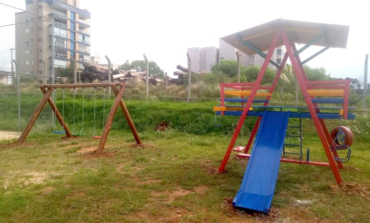 Instalada nova praça infantil no complexo esportivodo Ginásio de Esportes Ataliba José Flores