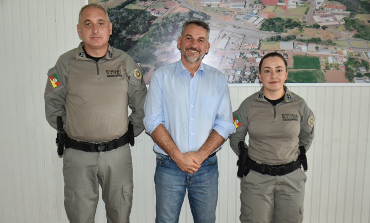 Comandante da 1ª Companhia Independente da Brigada Militar de Getúlio Vargas visita prefeito Mauricio Soligo