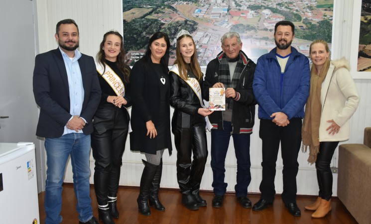 Comitiva de Centenário visita Getúlio Vargas para divulgar a Festa do Pierogi e a cultura polonesa