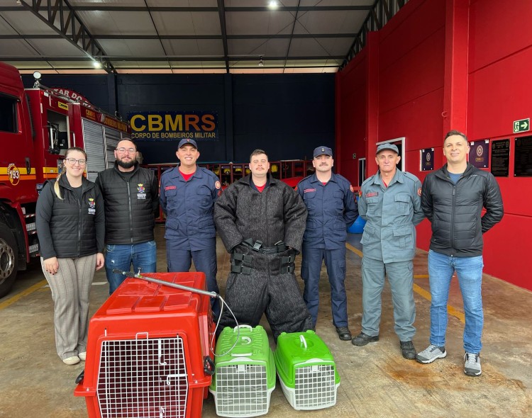 Secretaria do Meio Ambiente entrega novos equipamentos ao Corpo de Bombeiros para manejo de animais silvestres em Getúlio Vargas