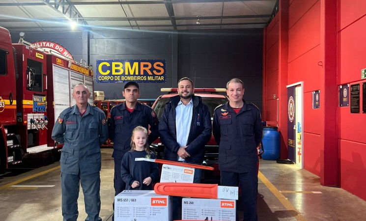 Bombeiros de Getúlio Vargas recebem novas motosserras para reforçar ações em desastres naturais