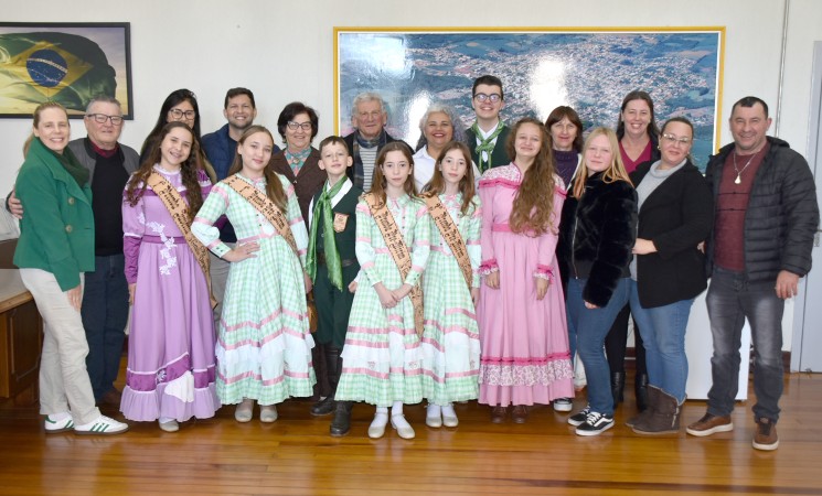 CTG Getúlio Vargas convida prefeito Prezzotto para pré-estreia cultural que homenageia cidade, entidade e ex-presidente