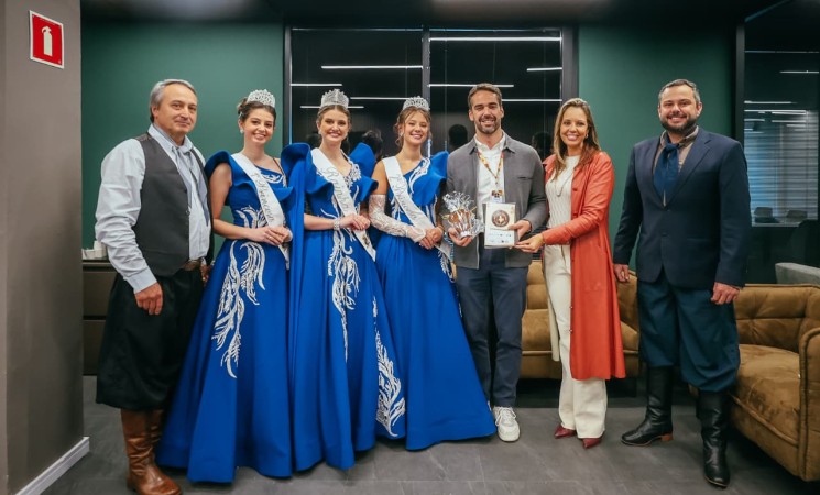 Corte de Getúlio Vargas entrega convite ao governador Eduardo Leite para a abertura do 15º Acampamento Farroupilha