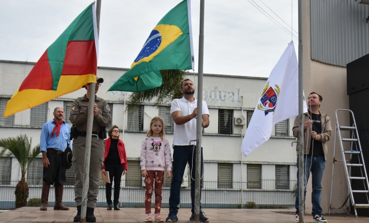 Semana da Pátria é aberta em Getúlio Vargas com cerimônia cívica e apresentações artísticas