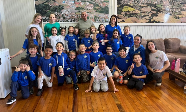 Alunos da EMEF Pedro Herrerias participam da Feira Sem Fronteiras da UFFS com o projeto “Do Rabisco à Palavra”