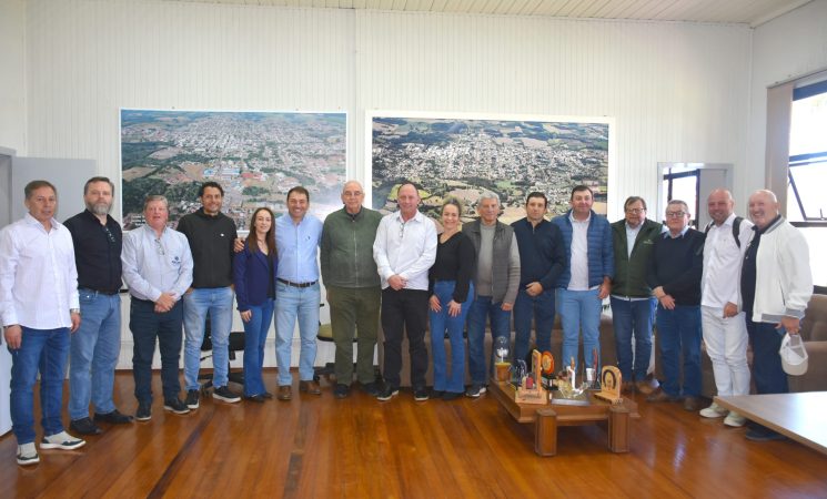 Deputados Osmar Terra e Paparico Bacchi visitam Prefeitura  de Getúlio Vargas e debatem demandas regionais