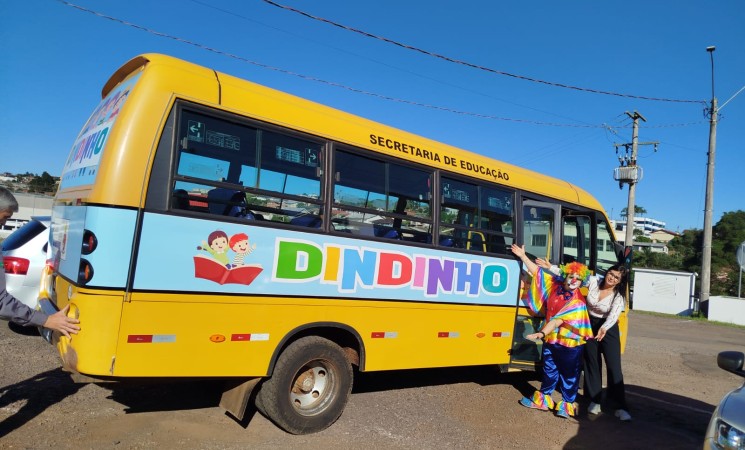 Estreia do novo Dindinho leva alegria às crianças de Getúlio Vargas