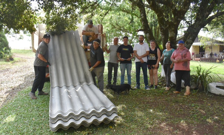 Município inicia entrega de telhas às famílias do interior atingidas pela tempestade de granizo