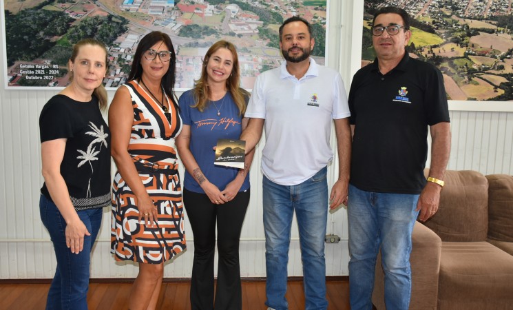 Autora Alana Guadagnin apresenta livro “Lembranças” em visita de cortesia à Administração Municipal de Getúlio Vargas
