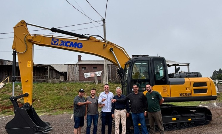 Prefeitura de Getúlio Vargas recebe nova escavadeira hidráulica para reforçar o parque de máquinas