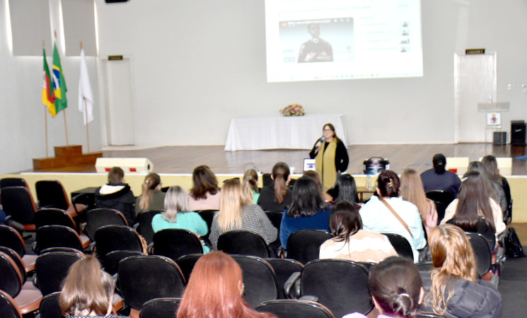 Seminário Permanente de Educação Infantil promove formação sobre interação social e o brincar