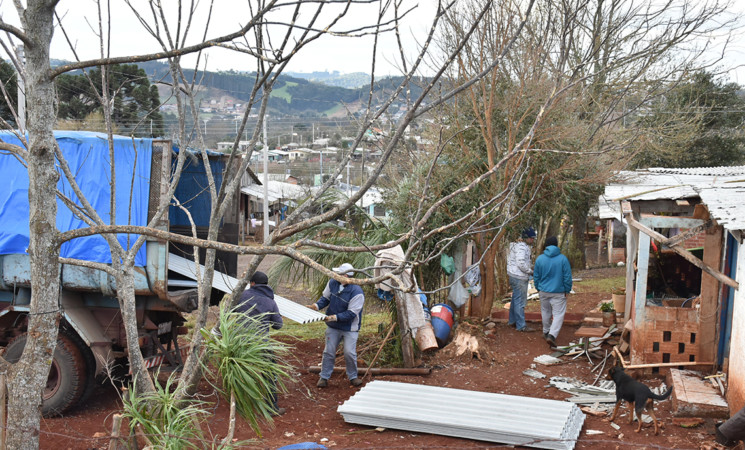 Prefeitura inicia entrega de telhas para a população que teve suas casas atingidas