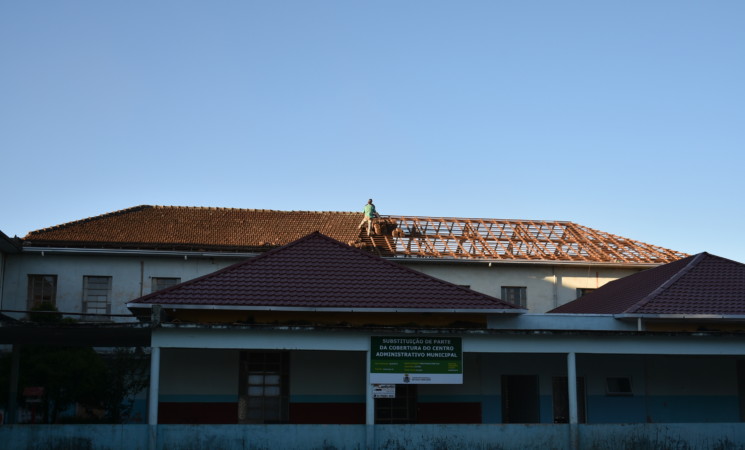 Começa reforma do telhado do prédio da Prefeitura de Getúlio Vargas