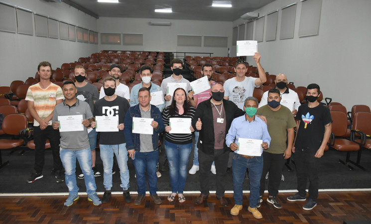 Prefeitura de Getúlio Vargas e Senai entregam certificados do Curso de Solda Mig/Mag e TIG