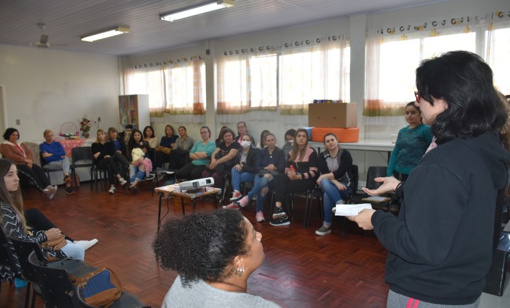 Secretaria de Educação de Getúlio Vargas realiza  Formação para Monitores e Auxiliares de Professores