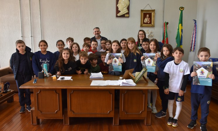 Alunos do 4º ano da Escola de Educação Básica da Ideau – Santa Clara visitam o Centro Administrativo Municipal
