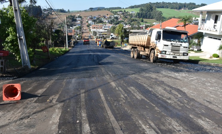 Prefeitura de Getúlio Vargas realiza asfaltamentoda Rua Arcibaldo Somenzi, no Bairro Santo André