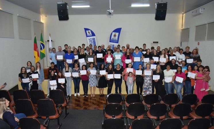 Formados mais de 100 novos profissionais em cursos ministrados pela Prefeitura de Getúlio Vargas