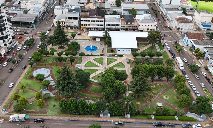 Getúlio Vargas inicia remoção de árvores da Praça Flores da Cunha para revitalização paisagística e segurança ambiental